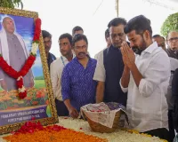 Telangana CM, Kishan Reddy pay homage to Ex-PM Narasimha Rao on his death anniversary