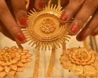 Gold futures drop Rs 192 to Rs 77,125/10g