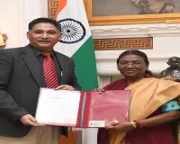 CEO hands over voter information slip to President Murmu 