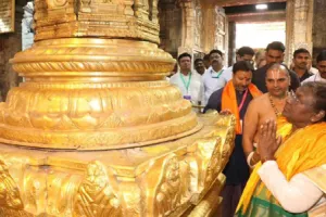 President Murmu offers prayers at Sri Siva Subramaniya Temple in Nadi