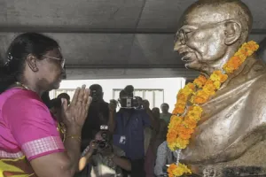 Murmu pays  tributes to Mahatma Gandhi’s statue in Wellington