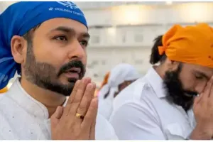 Ranveer Singh, director Aditya Dhar offer prayerS at Golden Temple