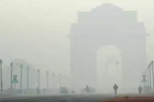 Foggy morning in Delhi, mercury settles at 7.6 deg C