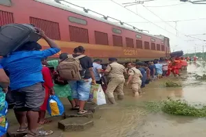 Flood fury overwhelms Villupuram in TN, Railway suspends ops as water level rises over danger mark