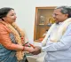 CM Siddaramaiah hands over Lifetime Achievement Award to Shabana Azmi